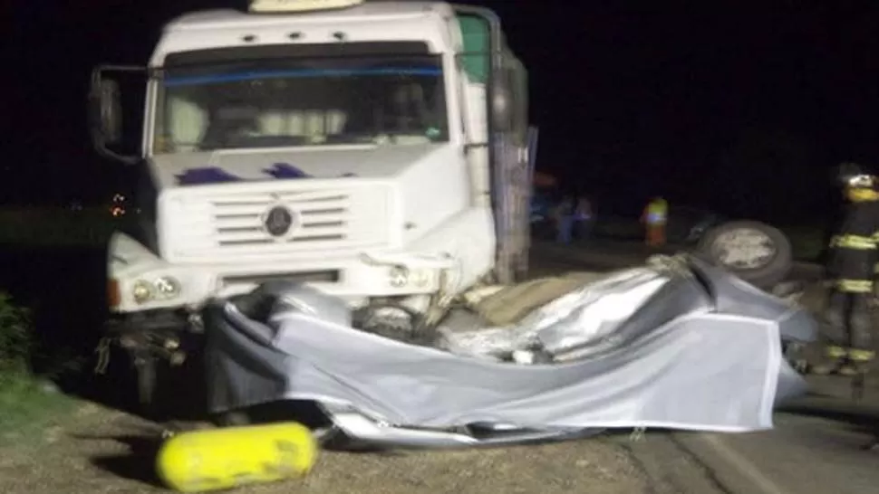 TREMENDO. Luego de impactar contra otro auto, el Corsa fue embestido por un camión. FOTO TOMADA DE ELLIBERAL.COM