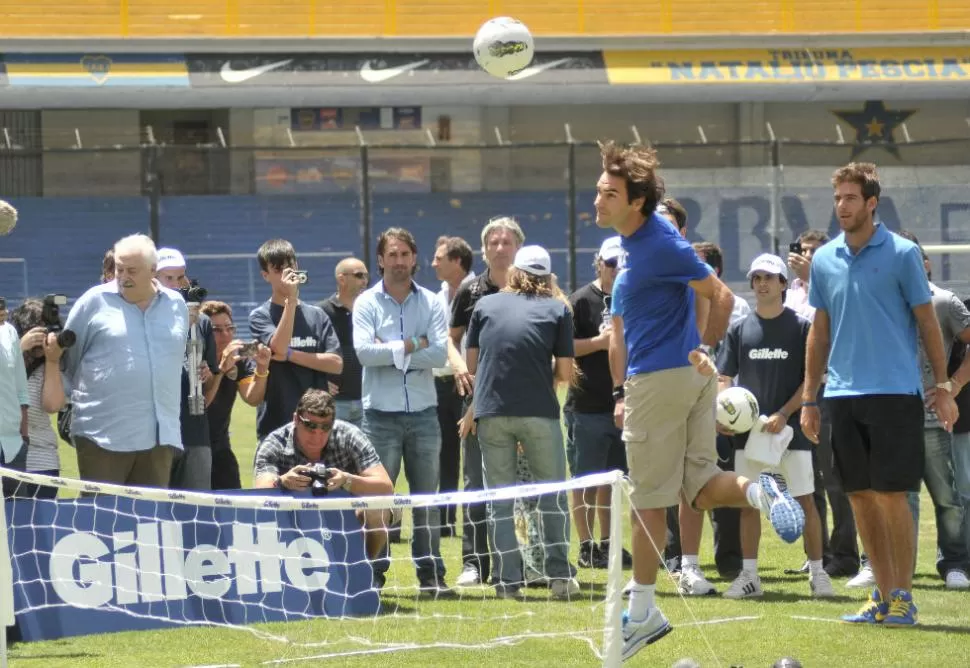 FUTBOL-TENIS. Federer y Del Potro enfrentaron a Cambiaso y Batistuta en el primer partido que jugaron en La Bombonera. Después, a Battaglia y a Schiavi. TELAM
