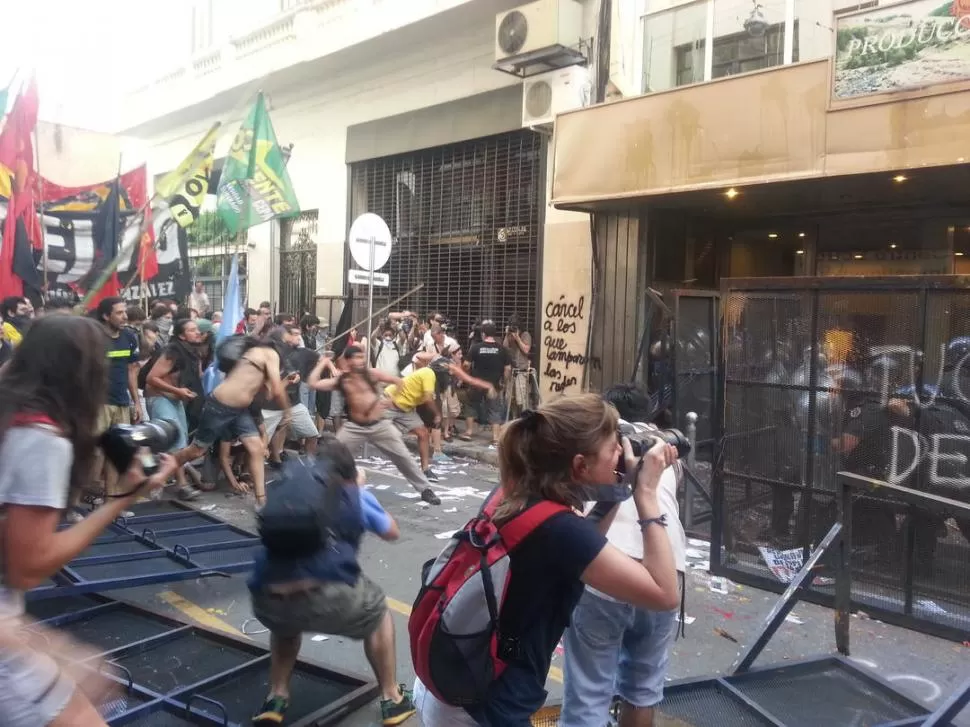 DESMANES. Organizaciones de izquierda y grupos piqueteros atacaron a los policías que custodiaban la sede que el Gobierno tucumano tiene en Buenos Aires.