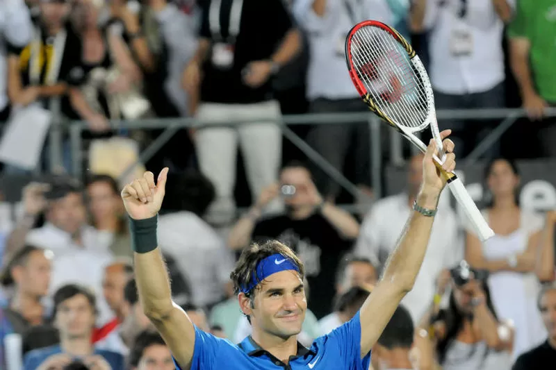 LOCO DE CONTENTO. Federer saluda al público luego de haber vencido a Del Potro en la segundo duelo. REUTERS