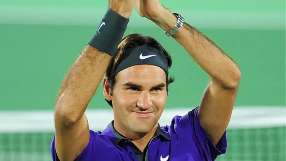 AGRADECIDO. Roger Federer aplaude al público en agradecimiento por el afecto recibido. El tenista suizo cautivó a los argentinos, que llegaron a Tigre desde distintos puntos del país para verlo en acción. 