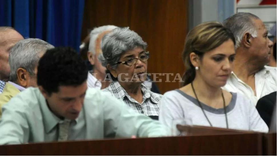 EX POLICIA. Barraza de Acosta (al medio) está acusada de haber participado de crímenes en el CCD de Jefatura de Policía. LA GACETA / INES QUINTEROS ORIO
