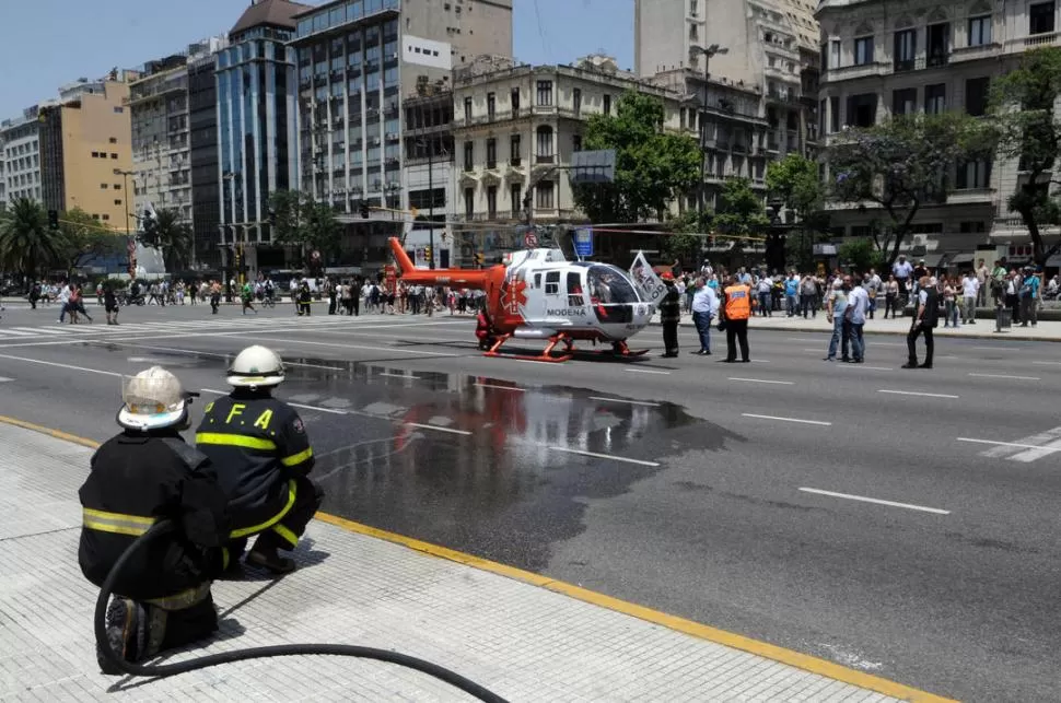 EMERGENCIA MÉDICA. Un helicóptero bajó en plena avenida 9 de Julio para trasladar a un policía herido. TELAM