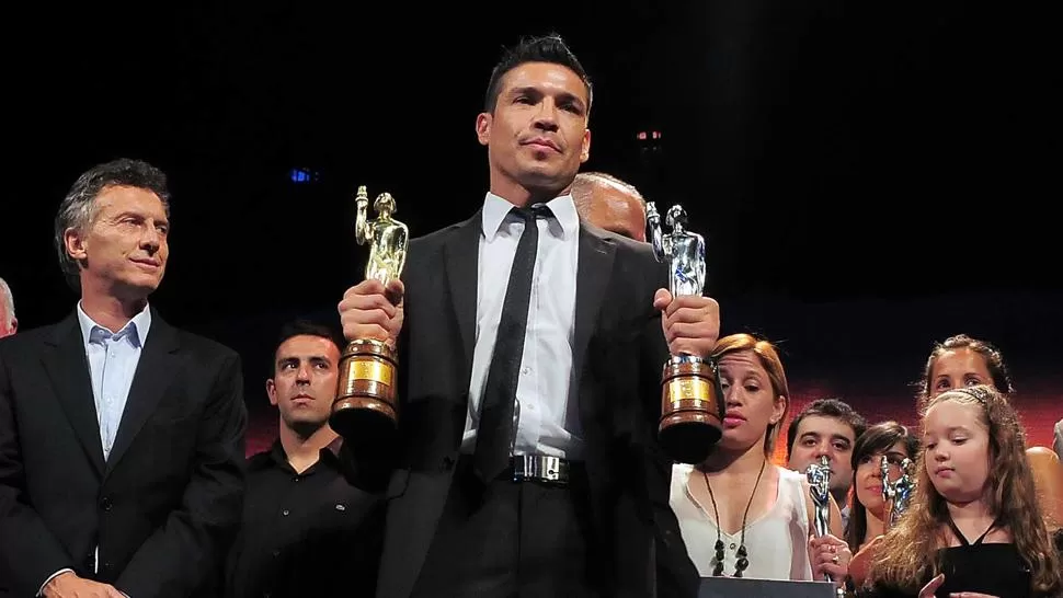 EMOCIONADO. 'Maravilla' Martínez posa con los dos premios que recibió anoche. TELAM