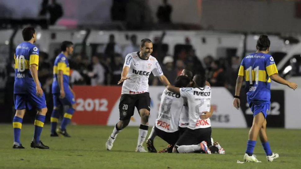 HISTORICO. Corinthians venció a Boca en la última final para ganar su primer título continental. DYN / ARCHIVO