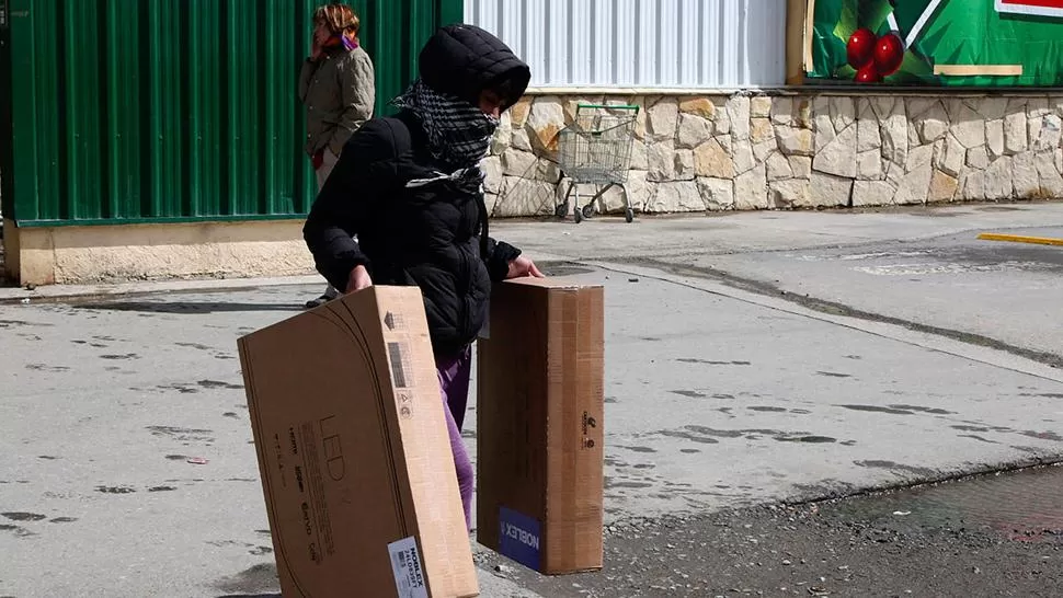 CARAS CUBIERTAS. Además de robar, los saqueadores provocaron destrozos en el supermercado. REUTERS