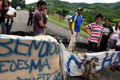 Un grupo de familias corta la ruta 340, a la altura de La Sala