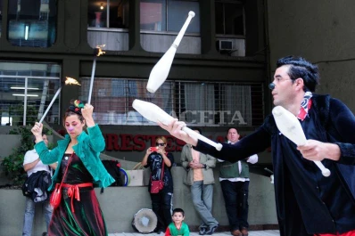 Los teatristas protestaron con batucadas y malabares