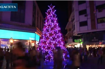 Un árbol de Navidad y Papá Noel son los atractivos de la peatonal