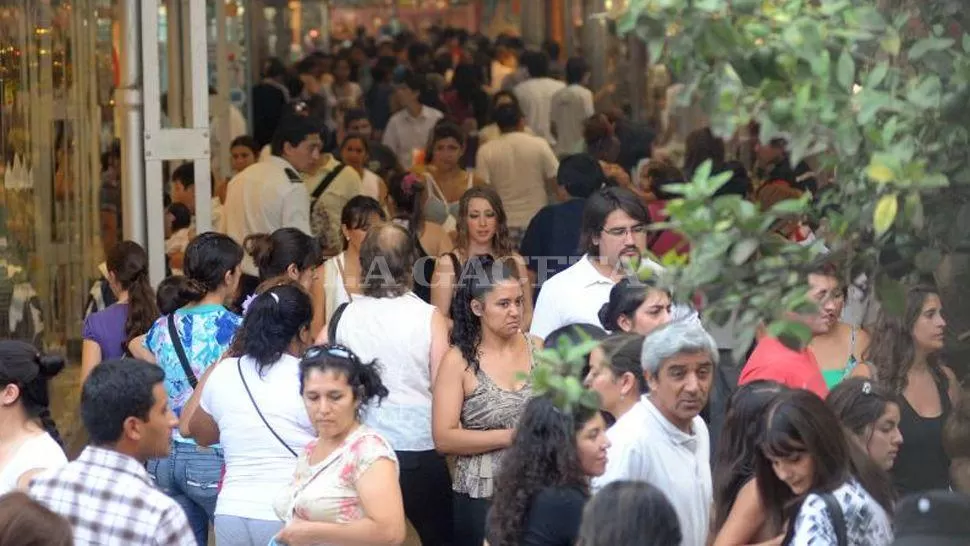 COMO UN HORMIGUERO. Los tucumanos se volcaron en forma masiva a las calles para realizar las compras de las Fiestas de Fin de Año. ARCHIVO LA GACETA 
