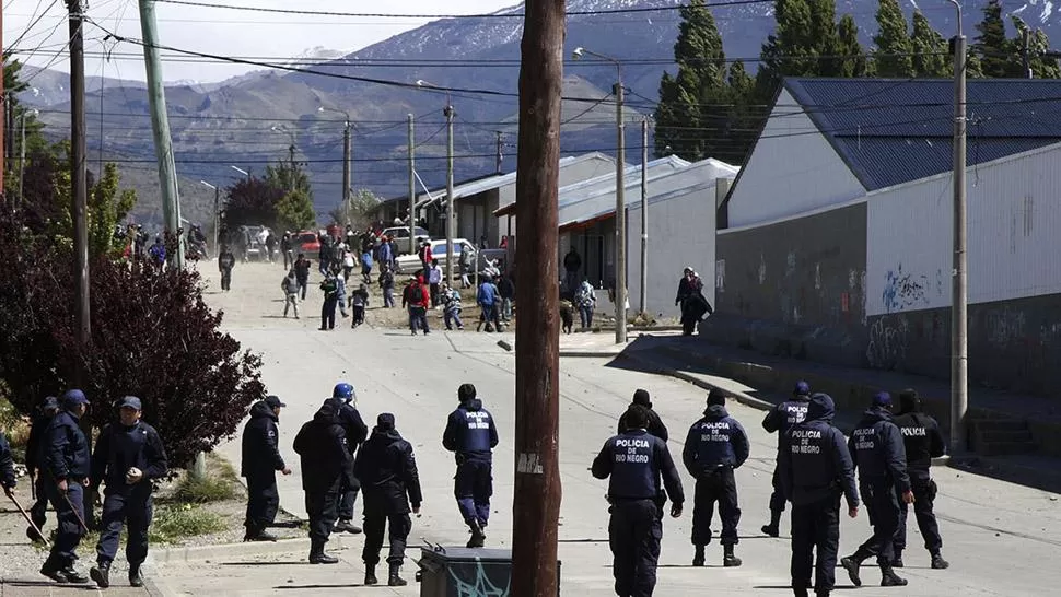 A PEDRADAS. Los saqueadores se enfrentaron a la Policía, en Bariloche. REUTERS