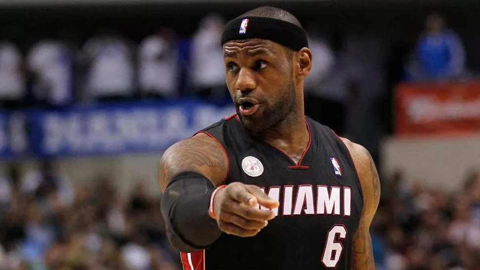 EL MEJOR. LeBron James, con 24 puntos, lideró a los Heat en su victoria sobre los Mavericks. REUTERS
