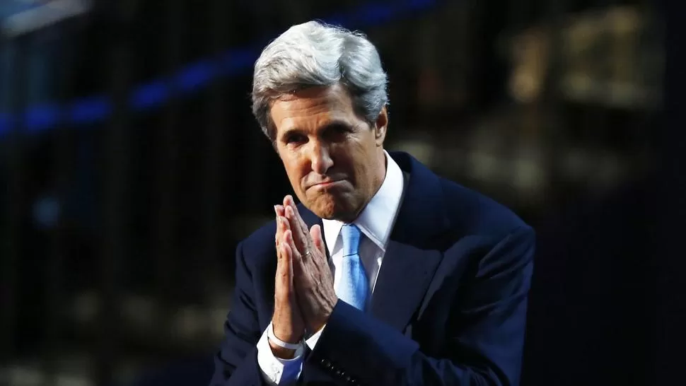 SALUDOS. Kerry se despide de sus simpatizantes, en el úlltimo encuentro de la Convención Demócrata, el 6 de este mes. REUTERS