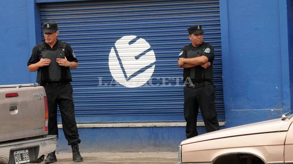 GUARDIA ESPECIAL. La Policía desplegó una cobertura reforzada en supermercados. LA GACETA / FOTO DE INES QUINTEROS ORIO
