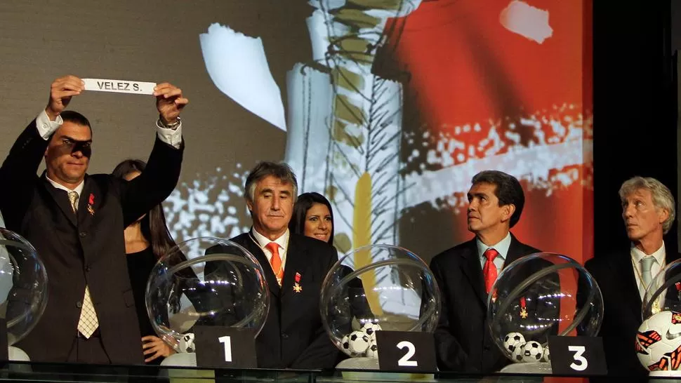 TODO LISTO. El colombiano Farid Mondragon fue uno de los encargados del sorteo en Paraguay. REUTERS