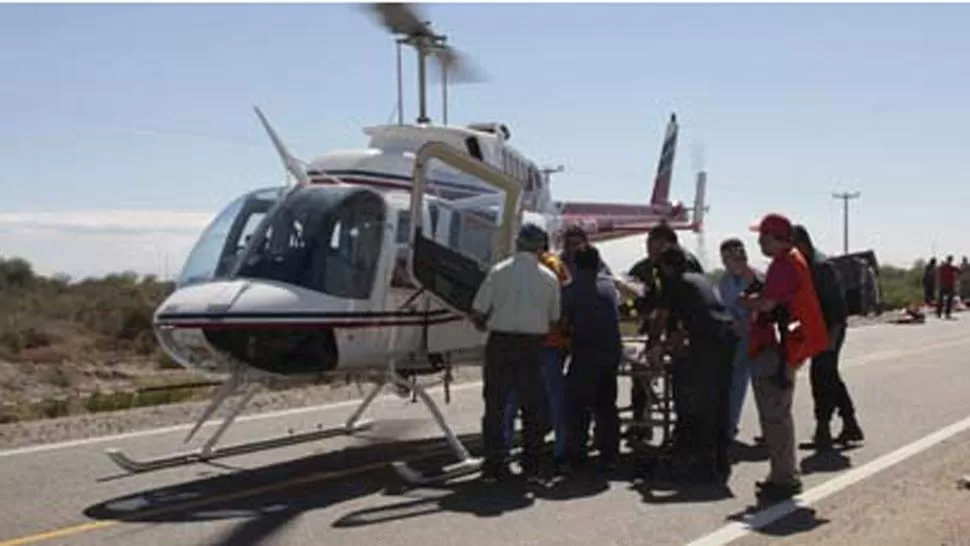 TRASLADO. El helicóptero de la provincia llevó a dos heridos de gravedad hasta el Hospital Rawson. Aterrizó en la terminal. FOTO TOMADA DE DIARIODECUYO.COM.AR