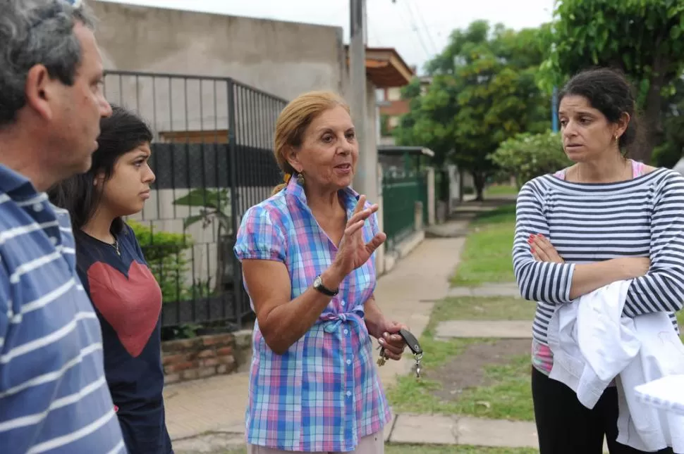 CON DETALLES. Ana María Pérez relató lo sucedido a LA GACETA, ante la atenta mirada de familiares y vecinos. LA GACTA / FOTO DE OSVALDO RIPOLL