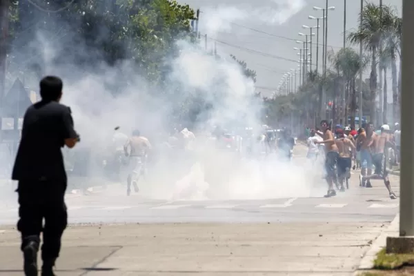 Día de saqueos, muerte y choques con la Policía