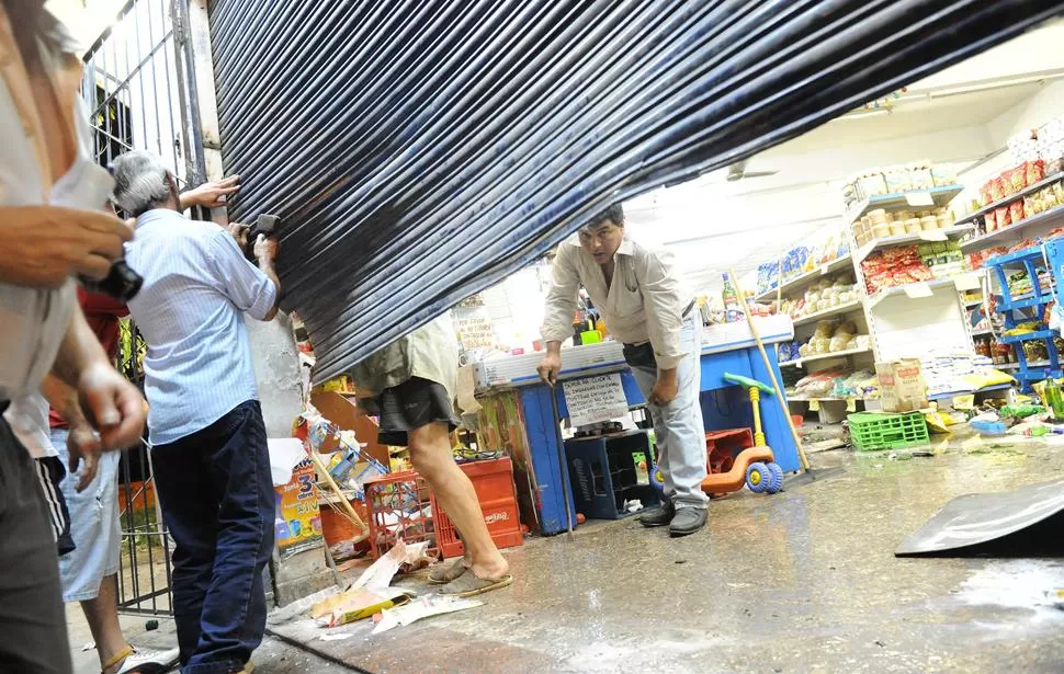 RECUPERAR LO PERDIDO. Dueños y empleados de un local en Lavaisse al 1.600, en plena tarea de reordenamiento. LA GACETA / FOTO DE HECTOR PERALTA