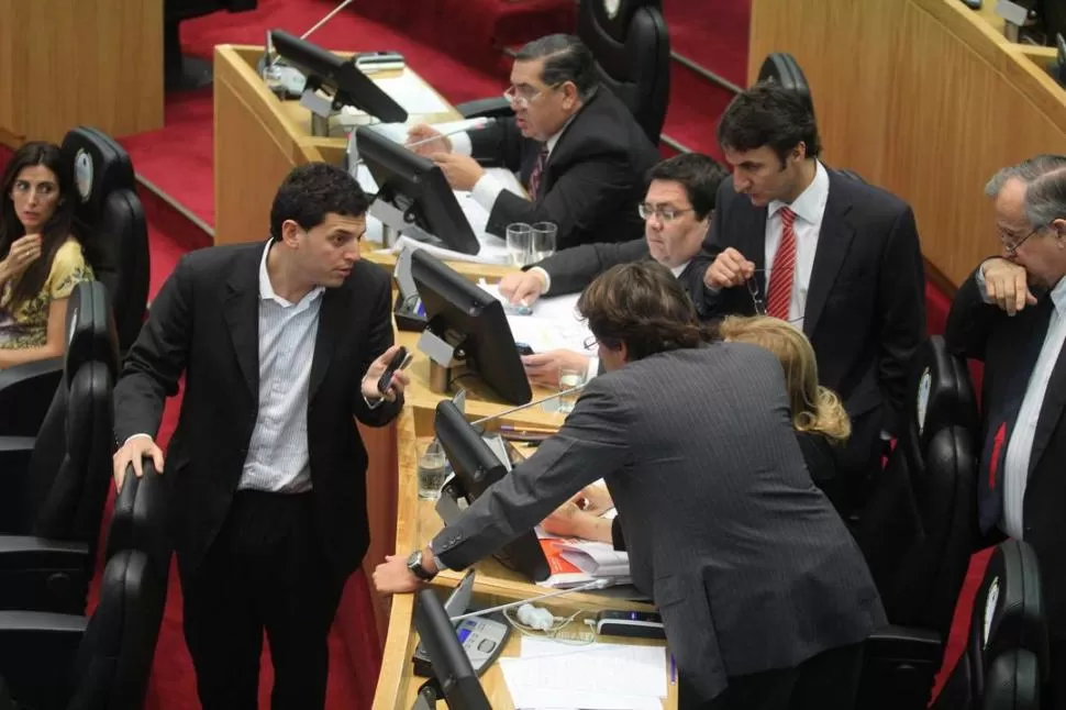 TENSIÓN. Guillermo Gassenbauer (izquierda) discute con Bussi (de espaldas). Los demás opositores lo observan. PRENSA LEGISLATURA / FABIAN FONT