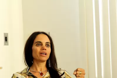 Entrevista a Aileen El Kadi: Estados Unidos necesita al latino y, al mismo tiempo, lo deporta