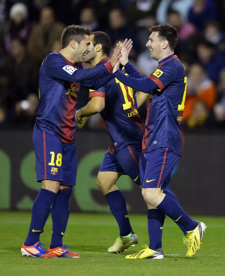 FELICIDAD. Messi festeja su tanto que significó la victoria que dedicaron a Tito. 