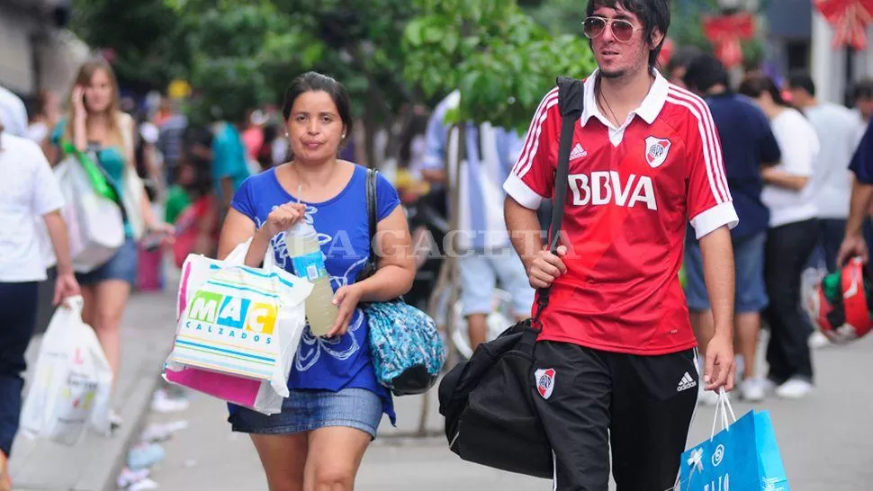 EN PAZ. Los peatones recorrían la zona comercial de la capital tucumana. LA GACETA / FOTO DE ANALIA JARAMILLO