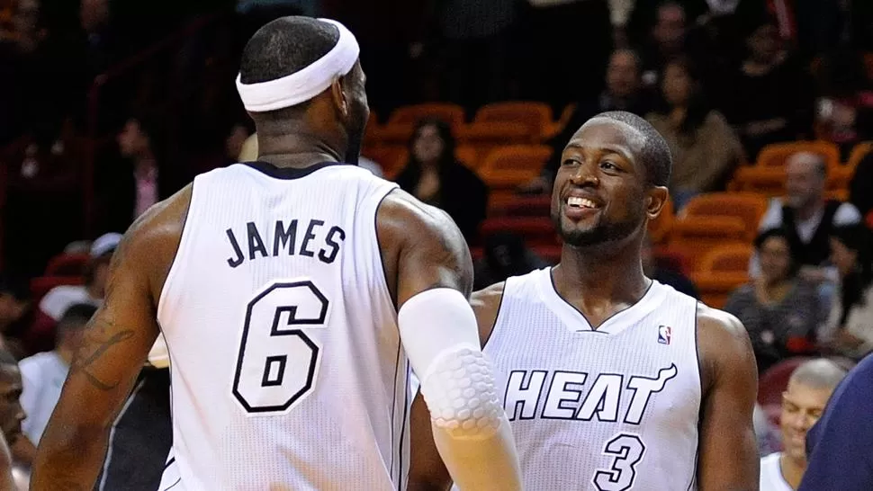 DUO DINAMICO. James y Wade son el alma de los Heat, que sueñan con repetir el campeonato obtenido la pasada temporada. REUTERS