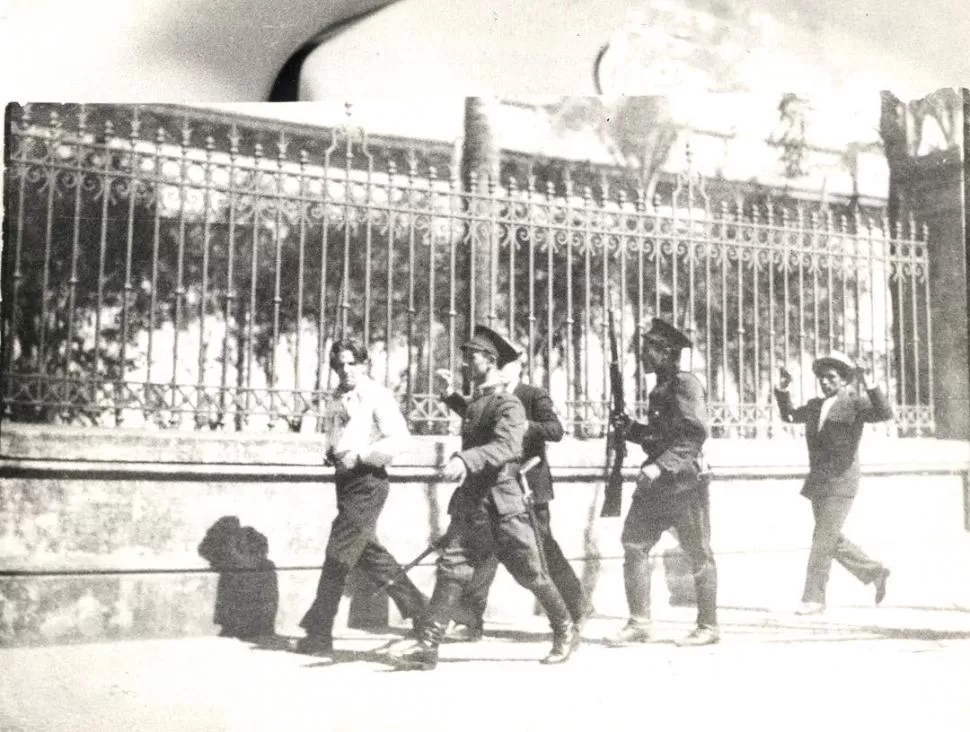 CON LAS MANOS EN ALTO. Salen los huelguistas del edificio del Colegio Nacional, desalojados por la Policía y los bomberos, el 8 de agosto de 1932. LA GACETA / FOTOS DE ARCHIVO