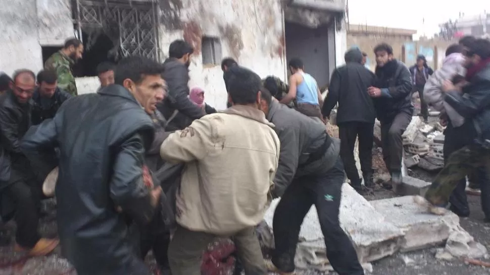 RETIRAN HERIDOS. Una bomba destruyó un local comercial en Damasco. REUTERS