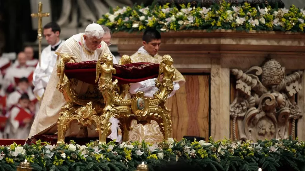 MISA DE GALLO. Al igual que el año pasado, la celebración se realizó antes de la medianoche para que el Papa pueda descansar. REUTERS
