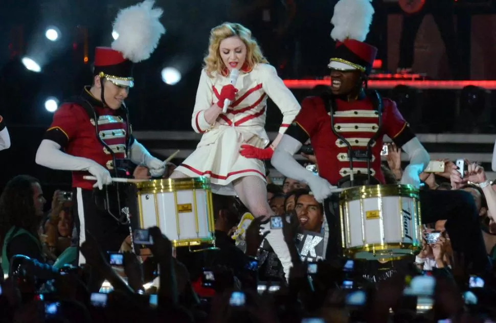 A PLENO. Madonna cantó, bailó y actuó. A los 54 años está 10 puntos. TELAM 