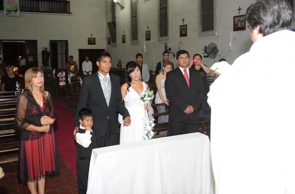 CEREMONIA. Antonio y Carolina se casaron en la Iglesia San Pablo Apóstol, de San Pablo. Su amigo Domingo Villafañe y su suegra Noemí Corbalán, fueron los padrinos del casamiento. 