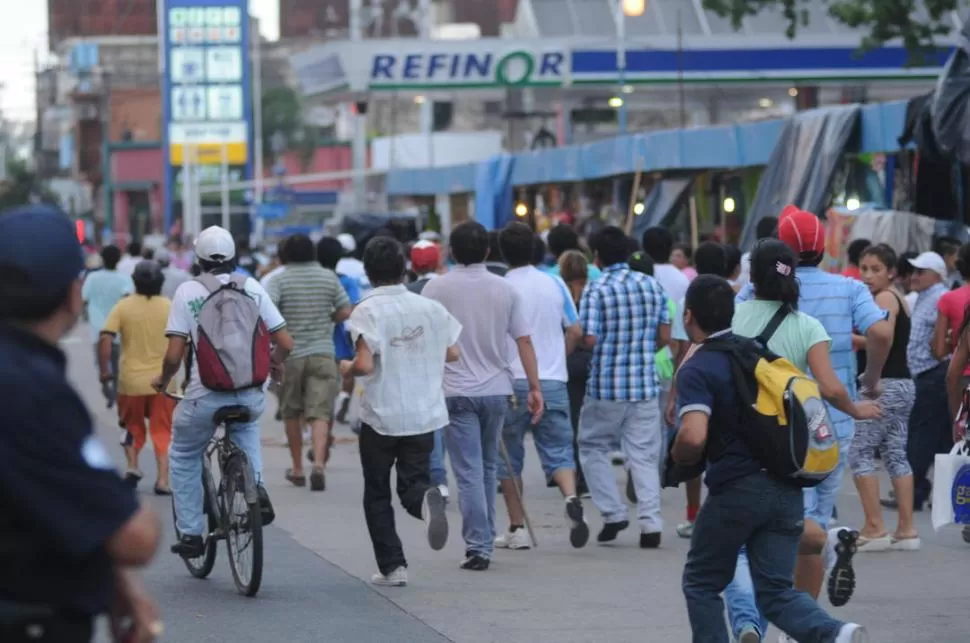 SÁBADO. Los peatones corrieron ante cualquier alerta de saqueo. LA GACETA / FOTO DE INES QUINTEROS ORIO (ARCHIVO)