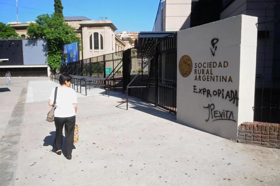 PINTADAS. Una leyenda firmada por la Juventud Peronista se ve en la entrada del predio ferial de Palermo. DYN