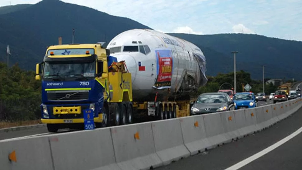 EN CAMINO. El fuselaje del Boeing 737 fue llevado en camión hasta Concón. FOTO TOMADA DE LACUARTA.COM
