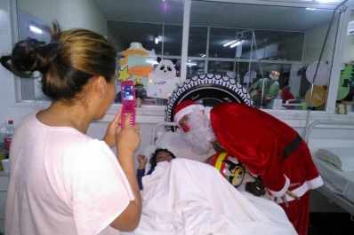 Médicos solidarios repartieron regalos en el Hospital de Niños