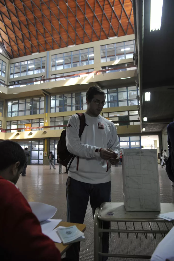 EN CIENCIAS EXACTAS. En mayo pasado, un estudiante deposita su voto. LA GACETA / FOTO DE JORGE OLMOS SGROSSO (ARCHIVO)