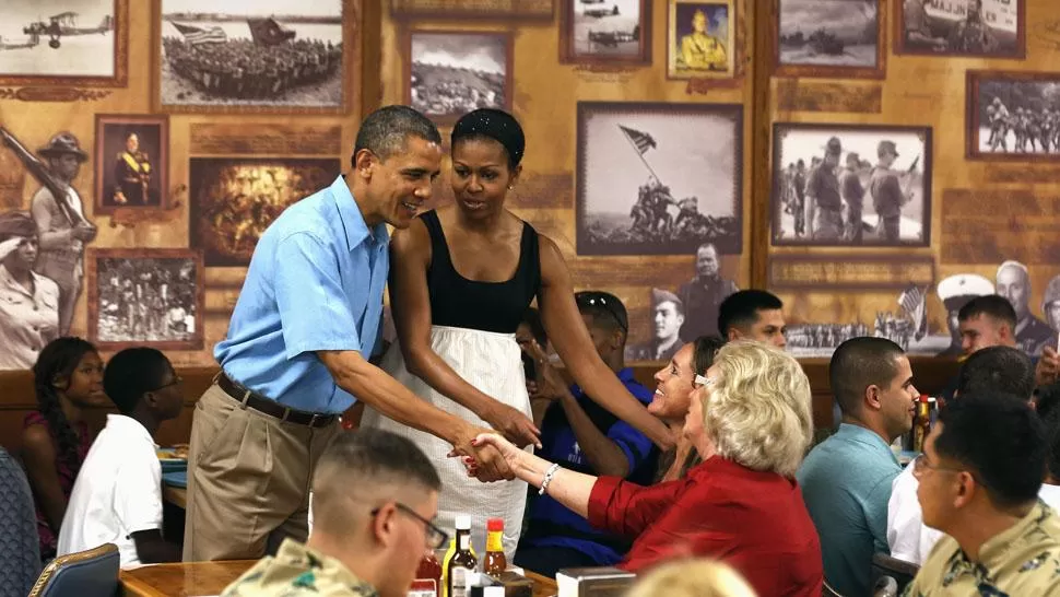 NAVIDAD EN HAWAII. Obama saluda a los marines y sus familias, instalados en la base militar Anderson Hall. REUTERS