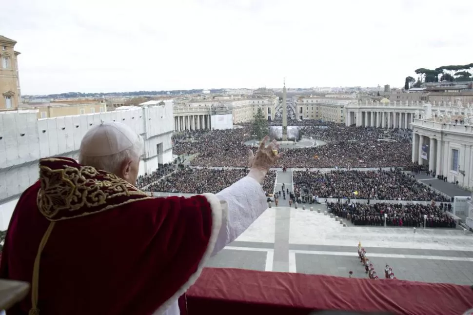 BENDICIÓN URBI ET ORBI. El tradicional saludo del Papa a la feligresía católica de todo el mundo fue dicho ayer en 65 idiomas, incluido el castellano. REUTERS