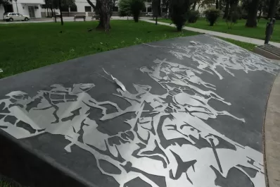 En la plaza Belgrano las huellas del vandalismo ya son notorias