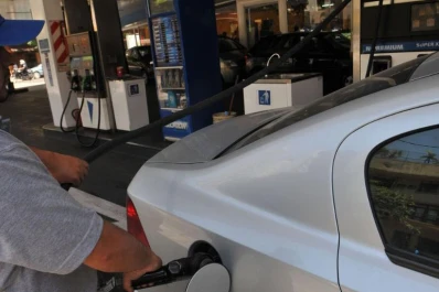 YPF anunció una suba en los precios de los combustibles