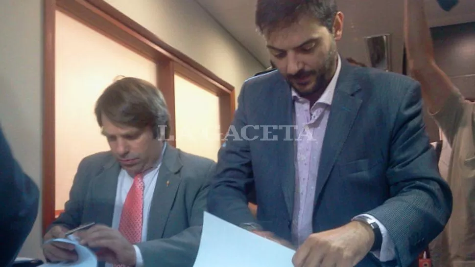 INGRESO. Los abogados Carlos Garmendia y José D'Antona firman la presentación ante la Legislatura. LA GACETA / FOTO DE JOSE INESTA