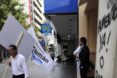 El reclamo salarial paralizó la city local y reavivó el conflicto en la Caja Popular