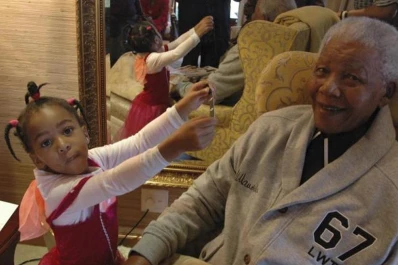 Mandela evoluciona bien, tras recibir el alta hospitalaria