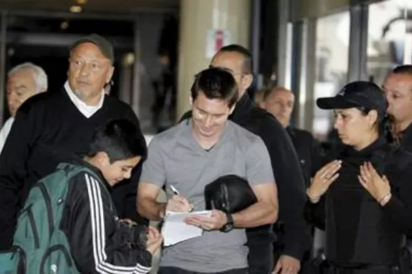 Messi pasa las fiestas en Rosario y firma autógrafos