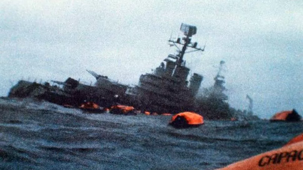 DIA TRAGICO. 323 tripulantes murieron durante el ataque; 28 continúan desaparecidos; 723 fueron rescatados, de los cuales 23 fallecieron poco después. 