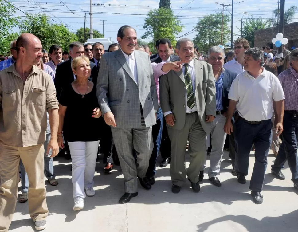 PAVIMENTO. El gobernador Alperovich inauguró obras en San José. PRENSA Y DIFUSIóN