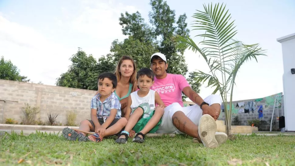 EN FAMILIA. Franco Sosa espera la llegada del 2013 en El Cercado, su pueblo natal, junto a su esposa Carime y sus hijos Mateo (6 años) y Nicolás (4). Ese es su lugar en el mundo y disfruta cuando va. 