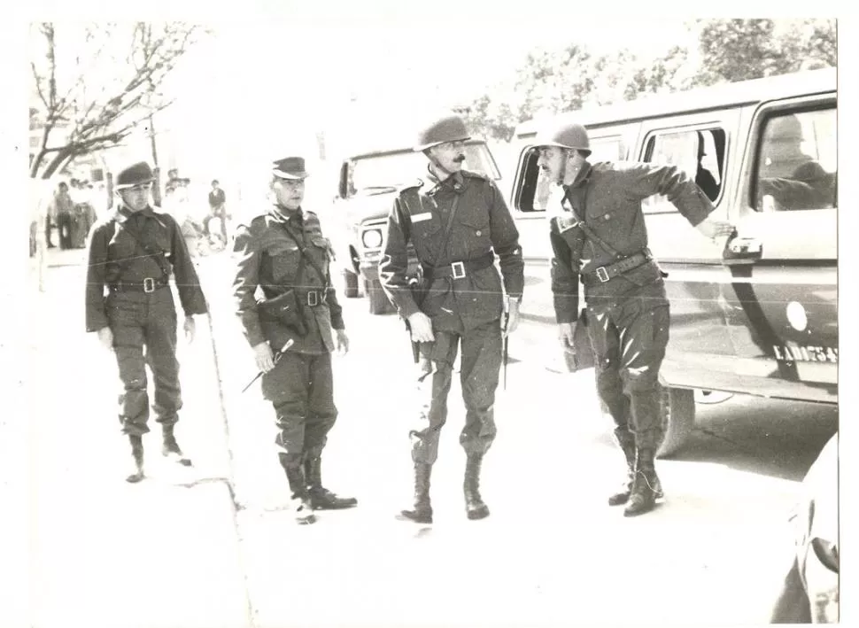 EN FUNCIONES. Mario y Luciano Benjamín Menéndez, Videla y Vilas, en un alto del operativo militar en Tucumán. LA GACETA / ARCHIVO